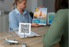 QR код на столе у сотрудника отдела продаж
